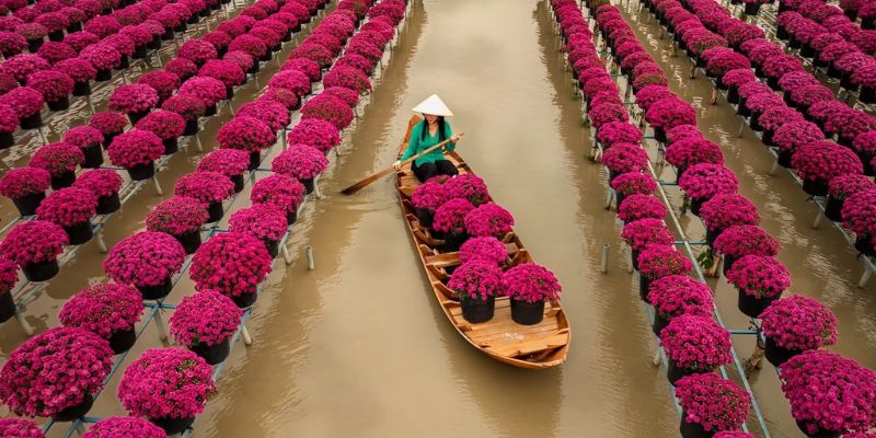 Một góc bình yên của làng hoa Sa Đéc vào buổi sáng sớm, khi người trồng hoa bắt đầu ngày mới trên những con rạch nhỏ.